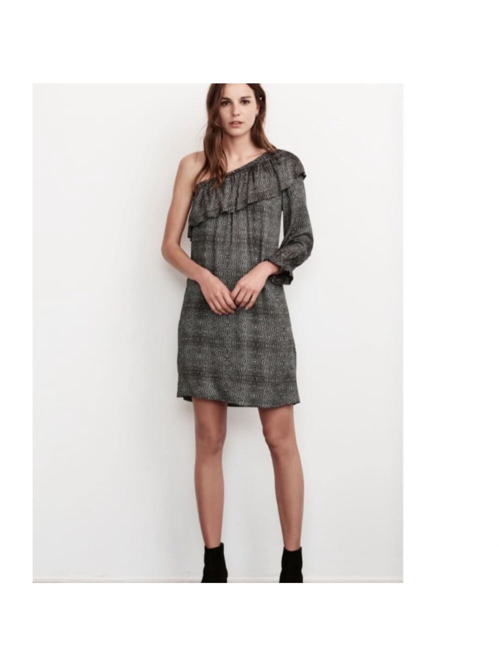 NWT Velvet graham &‎ Spencer ruffle shoulder dress